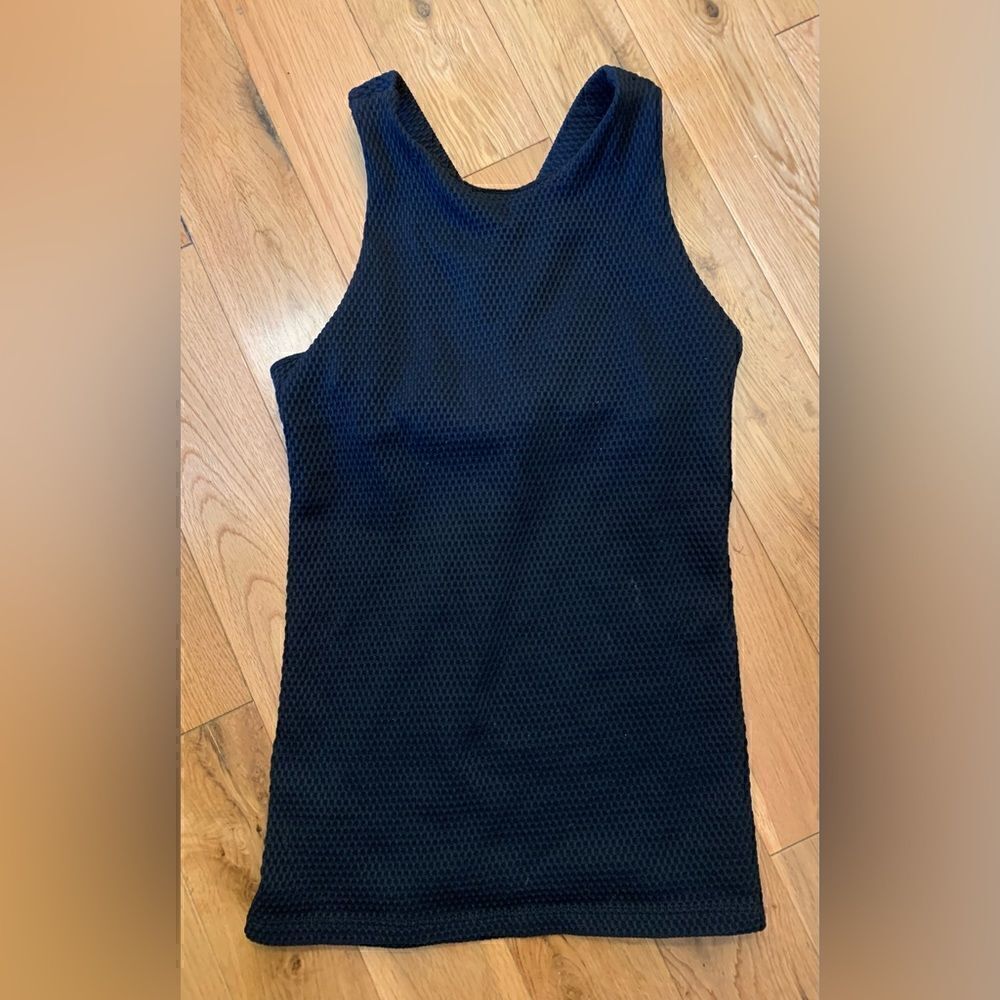 Onzie EUC black waffle knit cross back tank top built in bra Size M/L